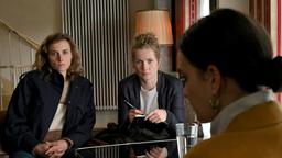 Karin Gorniak (Karin Hanczewski, re.) und Leo Winkler (Cornelia Gröschel, li.) befragen Ronja (Lili Zahavi) nach dem Tod von Anna Schneider in deren Café