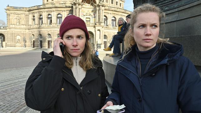 Bild: MDR/MadeFor/Hardy Spitz Karin Gorniak (Karin Hanczewski) und Leonie Winkler (Cornelia Gröschel) finden das Handy einer Verdächtigen.