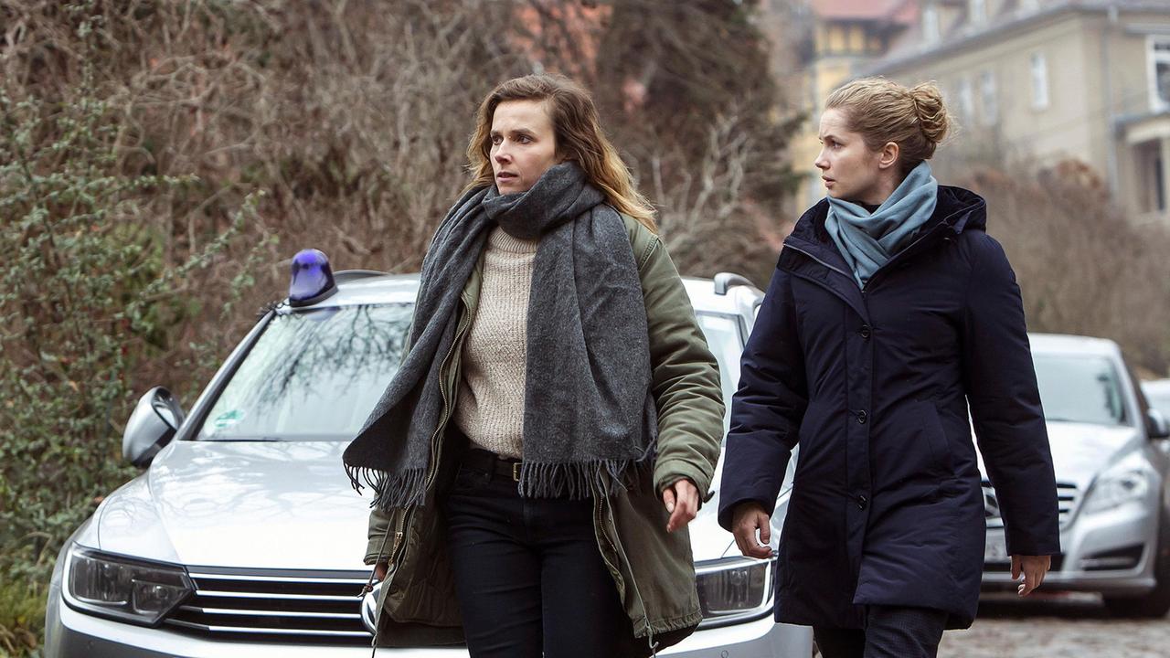 Karin Gorniak (Karin Hanczewski) und Leonie Winkler (Cornelia Gröschel) haben den entscheidenden Beweis gefunden und sind auf dem Weg, um den Täter zu verhaften.