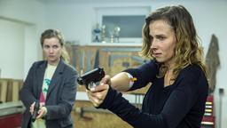 Karin Gorniak (Karin Hanczewski) und Leonie Winkler (Cornelia Gröschel) halten den Serienmörder in Schach.