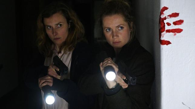 Karin Gorniak (Karin Hanczewski) und Leonie Winkler (Cornelia Gröschel) machen eine entsetzliche Entdeckung beim Routinecheck im Haus der Fischers