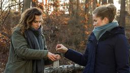 Karin Gorniak (Karin Hanczewski) und Leonie Winkler (Cornelia Gröschel) sichern die Beweise, die sie im Wald gefunden haben.