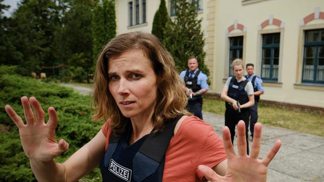 Bild: MDR Karin Gorniak (Karin Hanczewski) und Leonie Winkler (Cornelia Gröschel)treten langsam den Rückzug an, nachdem die Geiselnehmer ihre Absichten noch einmal deutlich machen.