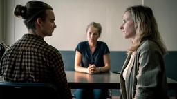 Karin Gorniak (Karin Hanczewski) und Leonie Winkler (Cornelia Gröschel) wollen von Zoés Ex-Freund Artur Troschitz (Matteo Wansing Lorrio) mehr über ihr Verschwinden und ihren Aufentaltsort erfahren.