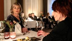 Kathrin Kampe (Eva Weißenborn, r) und Hotelchefin Bettina Mai (Ulrike Krumbiegel, l) sitzen sich an einem Tisch im Restaurant gegenüber: Bettina Mai kann sich nicht daran erinnen, ihrem Gast schonmal begegnet zu sein.
