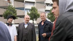 TATORT KÖLN: Ivo Tarek (Aleksandru Cirneala) kennt Adrian Tarrach zwar sehr gut, doch er kann den Kommissaren Freddy Schenk (Dietmar Bär, 2.v.l) und Max Ballauf (Klaus J. Behrendt, 2.v.l) beim besten Willen nicht sagen, wo der Flüchtige steckt.