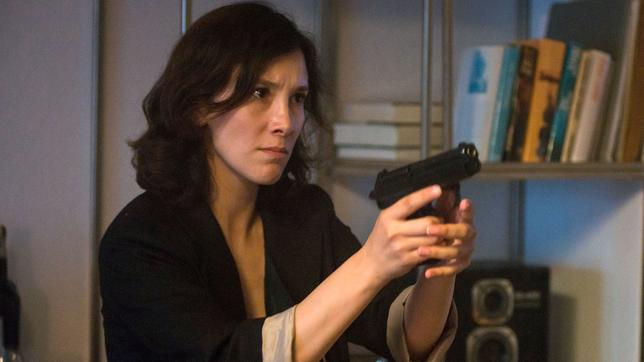 Tatort Kiel – Borowski und die Kinder von Gaarden: Sarah Brandt (Sibel Kekilli) zückt die Waffe.