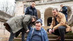 Kira Dorn (Nora Tschirner) am Tatort mit der Leiche Holger Wollbach (Manuel Ossenkopf), Lupo (Arndt Schwering-Sohnrey) und einem Polizeikollegen (Komparse).