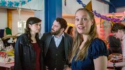 Kira Dorn (Nora Tschirner) und Lessing (Christian Ulmen) geraten in der Textilfabrik in eine kleine Abschiedsparty. Sie erkundigen sich bei Doreen Grobe (Antonia Münchow) nach Herrn Schrey, die ihn zu dessen Sohn Maik schickt.