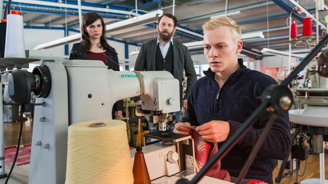 Bild: MDR/Steffen Junghans Kira Dorn (Nora Tschirner) und Lessing (Christian Ulmen) kommen in die Textilfabrik, um mit Herrn Schrey zu sprechen. Sie treffen aber nur seinen Sohn, Maik Schrey (Julius Nitschkoff), an.