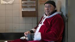 Klaus Brettschneider (Hans Martin Stier) wird von den Kommissaren zu Milan Strasser befragt.