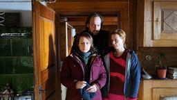 Klaus und Steffi Buchwald (Felix Knopp und Isabella Bartdorff) haben Franziska Tobler (Eva Löbau) zu sich gerufen, weil überraschenderweise ihr Sohn wieder aufgetaucht ist.