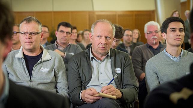 Bild: NDR/Meyerbroeker Kommissar Borowski (Axel Milberg, Mitte) kann sich vor Hunger kaum auf das Seminar konzentrieren.
