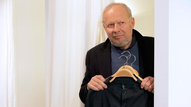 Bild: NDR/Christine Schroeder Kommissar Borowski (Axel Milberg) verfolgt Peggys Shoppingtour mit Argwohn.