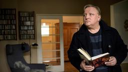 Kommissar Frank Thiel (Axel Prahl) in Boernes Wohnung. Der Prof. liegt schwer verletzt auf der Intensivstation.