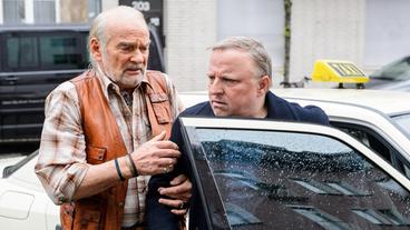 Kommissar Frank Thiel (Axel Prahl, r) unterwegs zum Tatort: Sein Vater Herbert (Claus D. Clausnitzer, l) muss ihm aus dem Taxi helfen, denn der Ermittler leidet unter Rückenschmerzen.