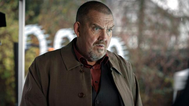 Bild: WDR/Bavaria Fiction GmbH/Thomas Kost Kommissar Freddy Schenk (Dietmar Bär) erfährt am Tatort von Rechtsmediziner Dr. Roth, was er über den Tathergang schon weiß.