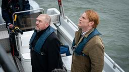 Kommissar Freddy Schenk (Dietmar Bär, l) mit Ingo Retzlaff (Enno Kalisch, rechts). Der Sozialarbeiter soll vom Boot der Wasserschutzpolizei an Bord der "Agrippina" gehen.