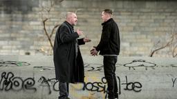 Kommissar Freddy Schenk (Dietmar Bär, links) stellt Stefan Krömer (Gerdy Zint) zur Rede. Der junge Vater zahlt keinen Unterhalt für seine Tochter Marie.