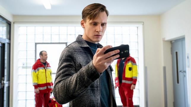 Bild: WDR/Thomas Kost Kommissar Jan Pawlak (Rick Okon) ist bei seiner Frau, die nach einem Notfall in der Klinik versorgt wird. Auf seinem Handy erhält er ein Video, das zeigt, wo die Tochter der beiden steckt.
