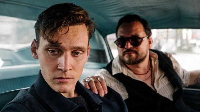 Bild: WDR/unafilm GmbH/Elliott Kreyenberg Kommissar Jan Pawlak (Rick Okon, links) mit dem Nachtclub-Besitzer Georg „Micki“ Micklitza (Sascha Geršak) in dessen Auto.