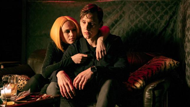 Bild: WDR/unafilm GmbH/Elliott Kreyenberg Kommissar Jan Pawlak (Rick Okon), mit seiner Frau Ella (Anke Retzlaff) - im Nachtclub, wo sie eine Perücke trägt, hat er sie nach einem Jahr zufällig wiedergetroffen.