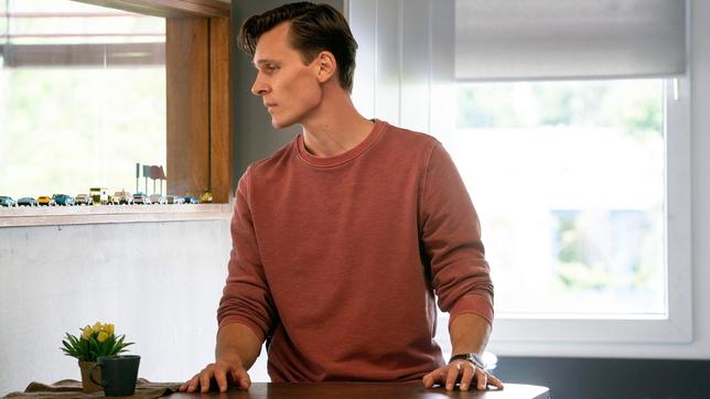 Bild: WDR/Bavaria Fiction GmbH/Thomas Kost Kommissar Jan Pawlak (Rick Okon) schaut aus der Teeküche im Präsidium durch ein Fenster in sein Büro.