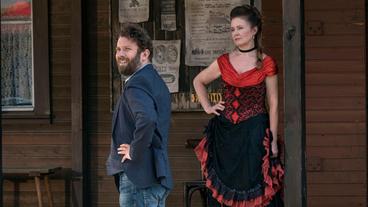 Bild: MDR Kommissar Lessing (Christian Ulmen) befragt Saloon-Wirtin Judith Wörtche (Lina Wendel).
