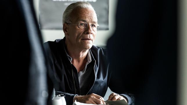 Bild: WDR/Bavaria Fiction GmbH/Martin Valentin Menke Kommissar Max Ballauf (Klaus J. Behrendt) an seinem Schreibtisch - die Kollegen Freddy Schenk (Dietmar Bär, rechts) und Norbert Jütte (Roland Riebeling) sprechen mit ihm über die Ermittlungen.