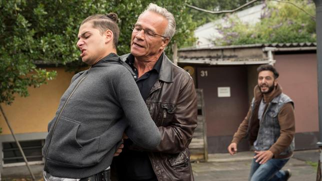 Bild: WDR/Thomas Kost Kommissar Max Ballauf (Klaus J. Behrendt, m) hat den Mordverdächtigen Khalid Hamidi (Samy Abdel Fattah, l) geschnappt. Doch Faruk (Mohamed Achour, r) kommt seinem Kumpel zu Hilfe.
