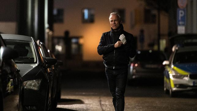 Kommissar Max Ballauf (Klaus J. Behrendt) hat in der Nähe des Tatort das Auto der Ermordeten entdeckt und will es untersuchen.