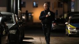 Kommissar Max Ballauf (Klaus J. Behrendt) hat in der Nähe des Tatort das Auto der Ermordeten entdeckt und will es untersuchen.