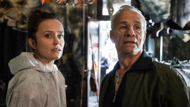 Bild: WDR/Bavaria Fiction GmbH/Martin Valentin Menke Kommissar Max Ballauf (Klaus J. Behrendt) mit KTU-lerin Natalie Förster (Tinka Fürst) in der Gaststätte "Wunderlampe". Nach einem Brandanschlag wurde hier ein Toter gefunden.