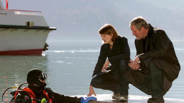 Bild: ARD Degeto/ORF/Andreas Fischer Kommissar Moritz Eisner (Harald Krassnitzer) und Tochter des B?rgermeisters, Sonja Kofler, (Laura Tonke) bei der Suche der Leiche im Achensee