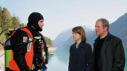 Kommissar Moritz Elsner (Harald Krassnitzer) und Tochter des Bürgermeisters, Sonja Kofler, (Laura Tonke) bei der Suche der Leiche im Achensee