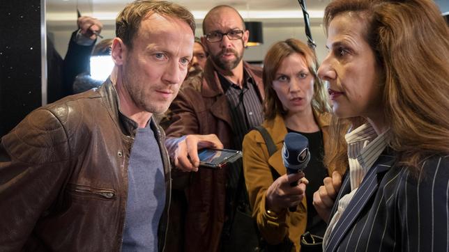 Bild: NDR/Marion von der Mehden Kommissar Torsten Falke (Wotan Wilke Möhring) und Kriminaldirektorin Luisa Salvadori (Clelia Sarto) im Blitzlichtgewitter.