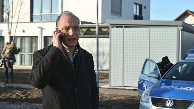 Bild: MDR/MadeFor/Hardy Spitz Kommissariatsleiter Peter-Michael Schnabel (Martin Brambach) erkundigt sich am Telefon bei seinen Kolleginnen nach dem aktuellen Stand zum Fall.