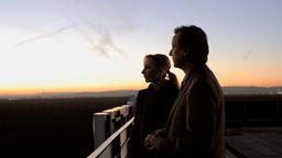 Kommissarin Charlotte Sänger (Andrea Sawatzki) und Tagungsleiter Wolf Dieter Hübner (Matthias Brandt) auf der Aussichtsplattform des Flughafens.