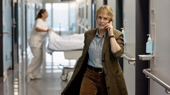 Kommissarin Grandjean telefoniert besorgt aus dem Spital: Kommissarin Isabelle Grandjean (Anna Pieri Zuercher)
