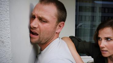 Bild: MDR Kommissarin Karin Gorniak (Karin Hanczewski) überwältigt Louis Bürger (Max Riemelt), der sich in den Ermittlungen als Verdächtiger herauskristallisiert hat.