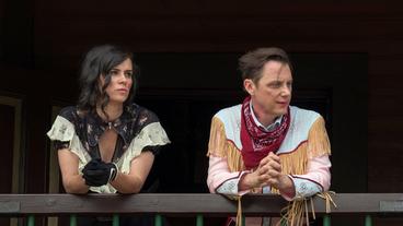 Bild: MDR Kommissarin Kira Dorn (Nora Tschirner) und Lupo (Arndt Schwering-Sohnrey) in der Westernstadt El Doroda.