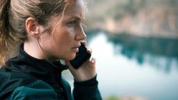 Kommissarin Leonie Winkler (Cornelia Gröschel) erhält einen Anruf, bei dem sie zum Tatort gerufen wird. Sie kennt die Tatverdächtige.