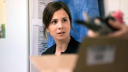 Kommissarin Nora Dalay (Aylin Tezel) befragt die Krankenpflegerin Lexi Wolter, die sich im Dienstzimmer auch um eine verletzte Taube kümmert