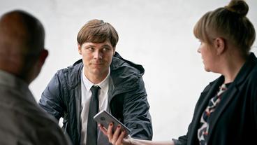 Bild: WDR/Bavaria Fiction GmbH/Thomas Kost Kommissarin Rosa Herzog (Stefanie Reinsperger, r) will wissen, ob das Mordopfer bekannt war - auch bei den Angestellten des Bestattungsunternehmens Ihle: Nils Schmelzer (Henning Flüsloh, M) und Armin Röder (Björn Jung, links).