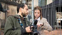 TATORT DRESDEN: Kommissarsanwärterin Maria Mohr (Jella Haase) trifft auf den Fotografen Thomas Jungbluth (Tom Lass), der ihr für den Fall interessante Fotos zeigt.