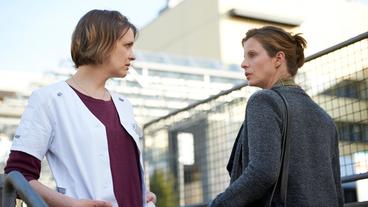 Bild: WDR/Uwe Stratmann TATORT: NARBEN Krankenschwester Angelika Meyer (Laura Tonke) und Dr. Sabine Schmuck (Julia Jäger) waren Kollegen des Toten, der im Park vor dem Krankenhaus gefunden wurde.