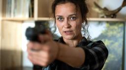 Kriminaltechnikerin Natalie Förster (Tina Fürst) muss im Einsatz ihre Dienstwaffe gebrauchen.