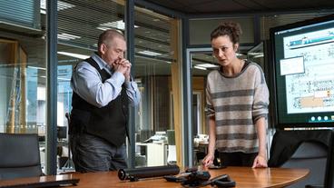 Bild: WDR/Bavaria Fiction GmbH/Thomas Kost KTUlerin Natalie Förster (Tinka Fürst) und Freddy Schenk (Dietmar Bär) versuchen, ihrem Kollegen Max Ballauf per Telefon bei der Entschärfung einer Bombe zu helfen.