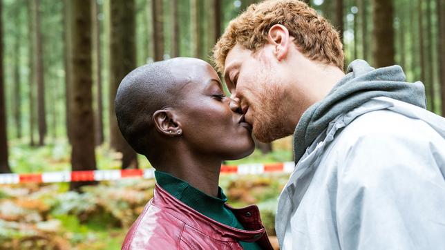 Bild: NDR/Frizzi Kurkhaus Küsse am Arbeitsplatz: Anais (Florence Kasumba) und Ehemann Nick (Daniel Donskoy)