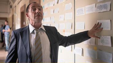Bild: MDR/Anke Neugebauer TATORT: Kurt Stich (Thorsten Merten) vor der Wand an denen sie Roys Lottoscheine aufgehängt haben.